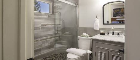 Ensemble douche/baignoire, sèche-cheveux, serviettes fournies