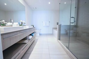 Badewanne, Haartrockner, Handtücher, Shampoo