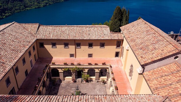 A courtyard with a tiled roof, surrounded by buildings with multiple windows and a central open space. - Villa Palazzola (Albano Laziale)