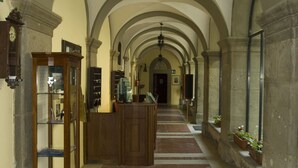 A corridor with arched ceilings and a wooden cabinet with glass doors. - Villa Palazzola (Albano Laziale)