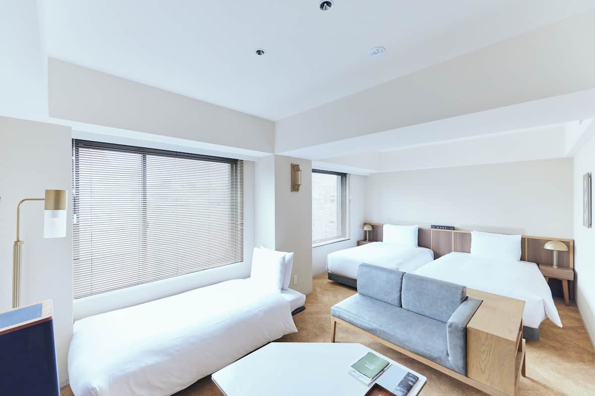 Kamar Triple Deluks | Seprai premium, selimut bulu angsa, dan brankas