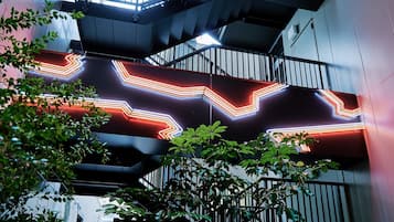 Un bâtiment moderne doté d’un escalier et d’éclairage néon.