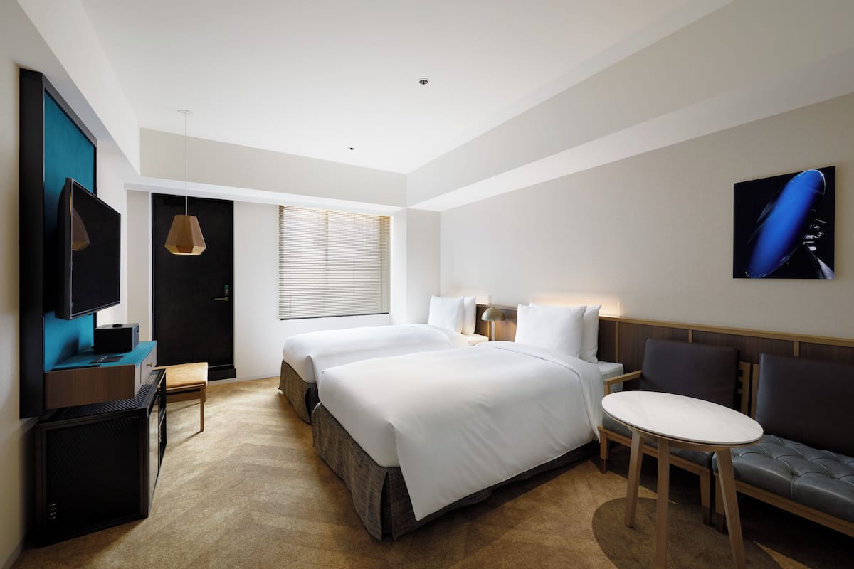 Kamar Twin Superior | Seprai premium, selimut bulu angsa, dan brankas