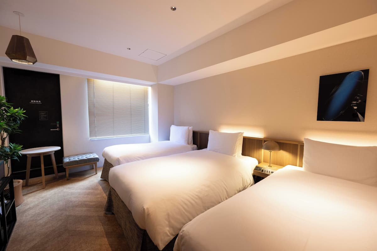 Kamar Triple Superior | Seprai premium, selimut bulu angsa, dan brankas