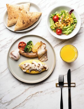 Päivittäinen buffetaamiainen (3500 JPY per henkilö)