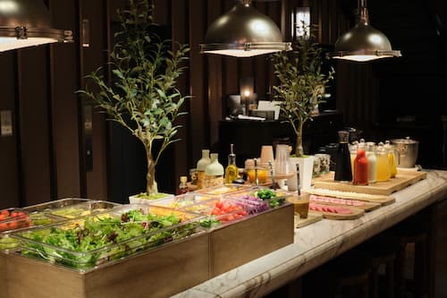 Tägliches Frühstücksbuffet gegen Gebühr