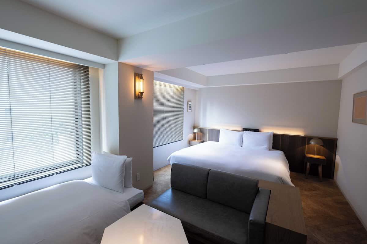 Kamar Double Deluks, 1 Tempat Tidur King dengan tempat tidur Sofa (King, Extra Bed) | Seprai premium, selimut bulu angsa, dan brankas