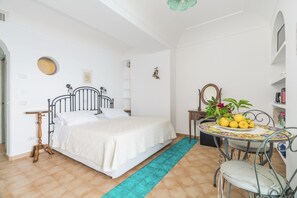 1 bedroom - Elia's room: Double room with bathroom and shared terrace with sea view (Praiano)