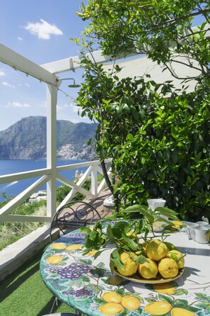 Outdoor dining - Elia's room: Double room with bathroom and shared terrace with sea view (Praiano)