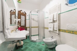 Bathroom - Elia's room: Double room with bathroom and shared terrace with sea view (Praiano)