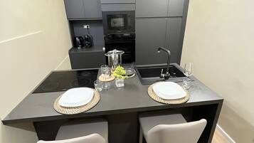 Geschirrspüler, Wasserkocher mit Kaffee-/Teezubehör