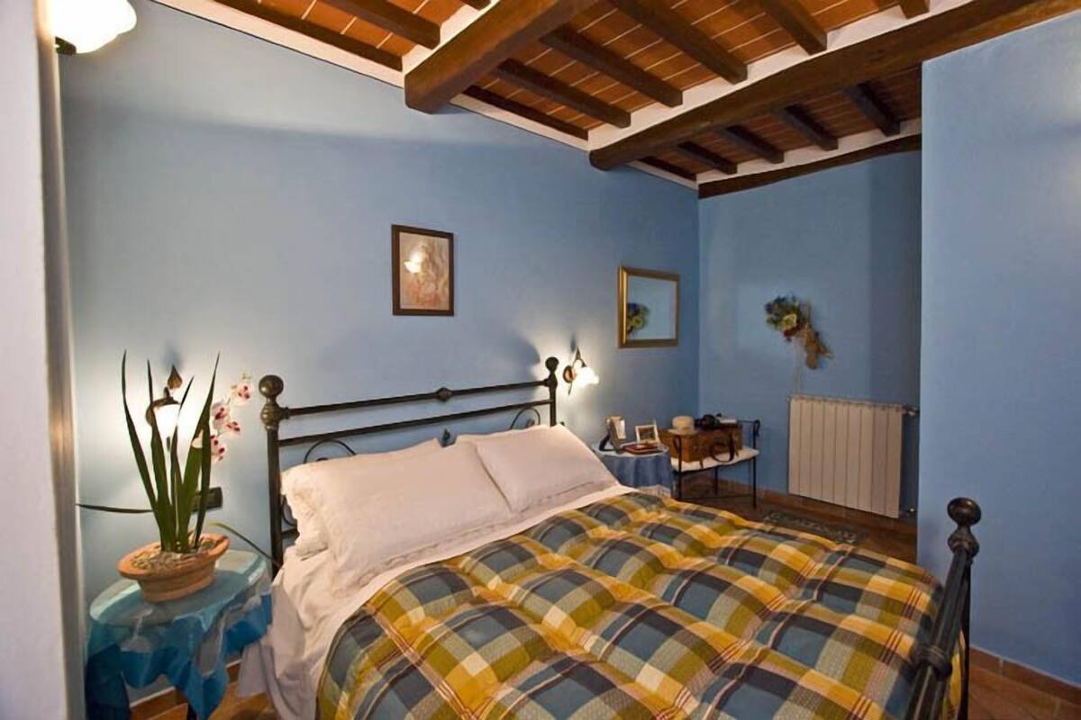 Escritorio, cunas gratuitas, wifi gratis y ropa de cama