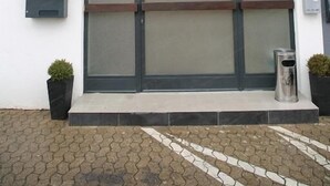 A building with a sign reading "franken motel" above the entrance. - Franken Motel (Fuerth)