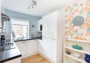 Appartement | Cuisine privée | Grand réfrigérateur, micro-ondes, four, plaque de cuisson