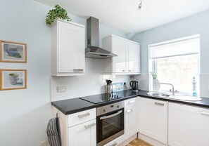 Refrigerador con freezer, microondas, horno, placa de cocina