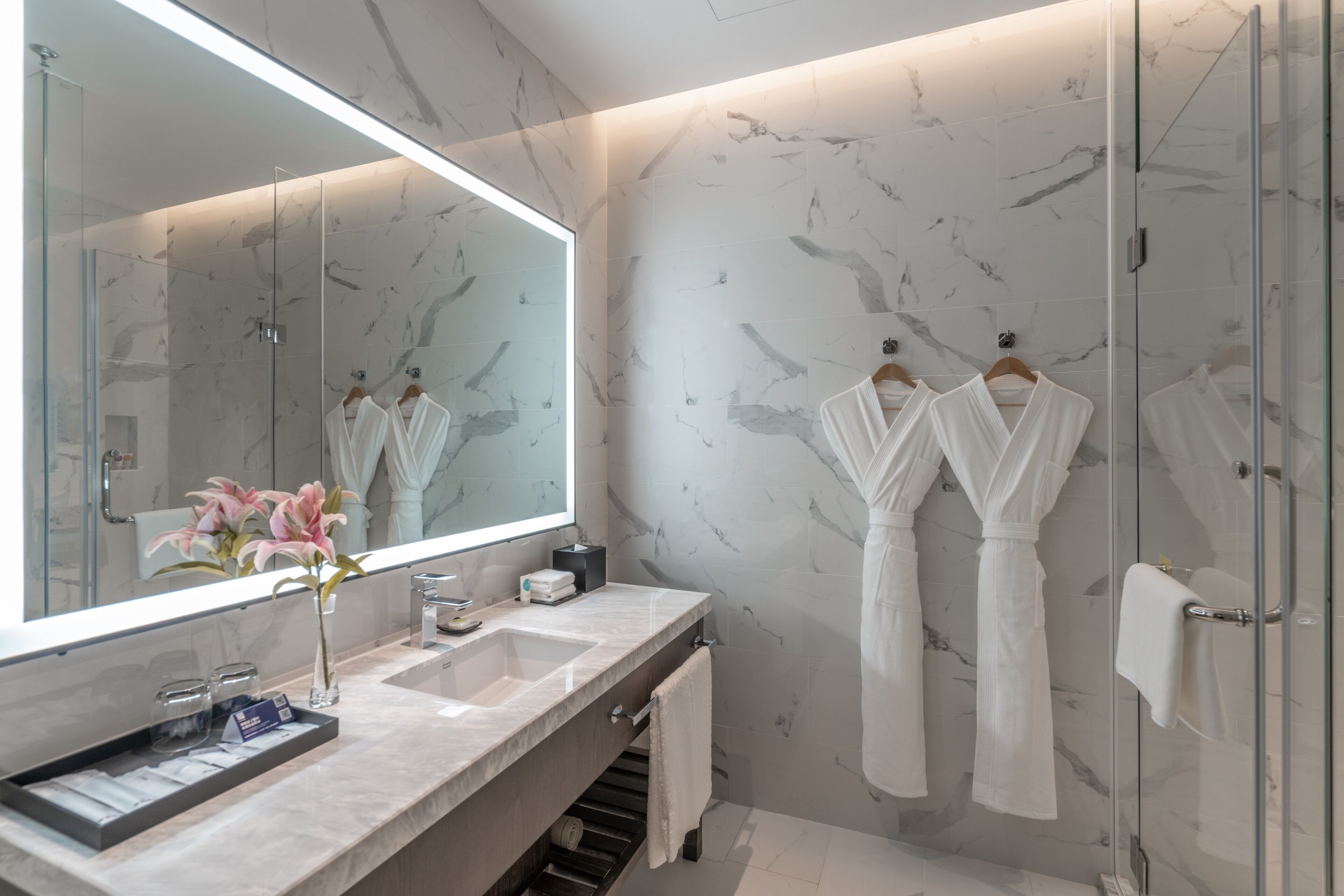 studio, 1 king bed, kitchen | bathroom | combined shower/bathtub, designer toiletries, hair dryer, slippers