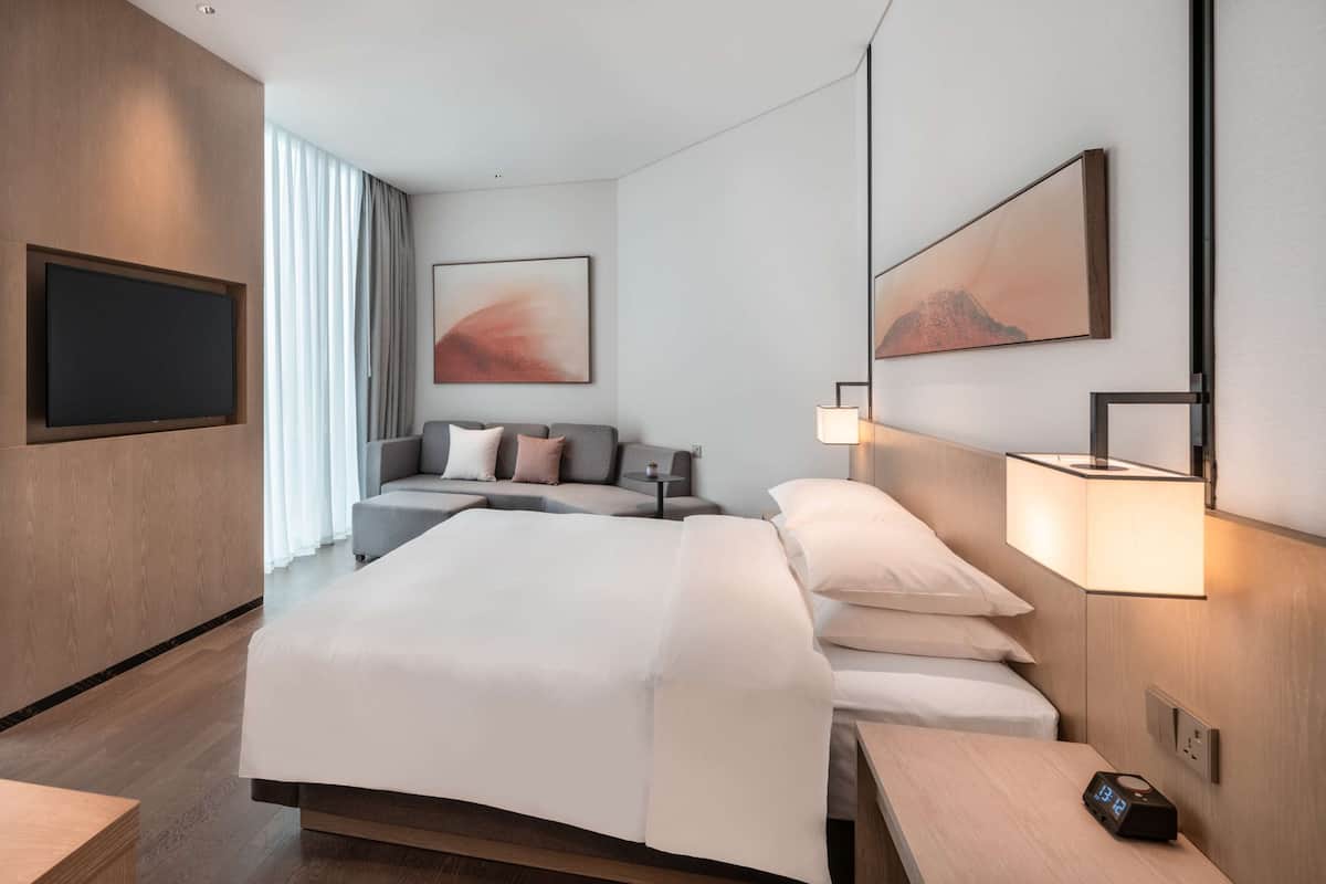 Habitación, 1 cama de matrimonio grande | Colchones con acolchado adicional, minibar, caja fuerte y escritorio