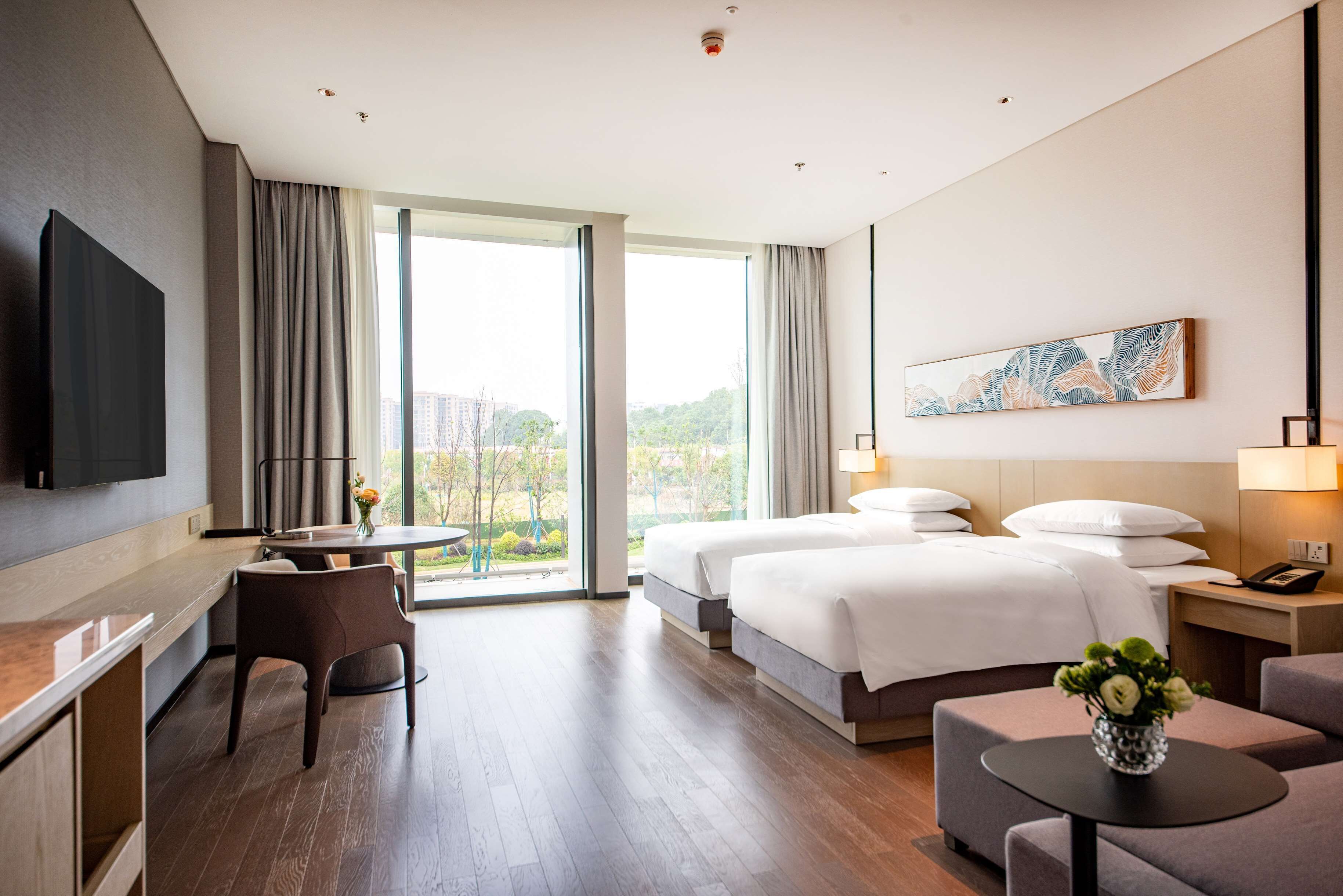 room, 2 single beds | pillow-top beds, minibar, in-room safe, desk