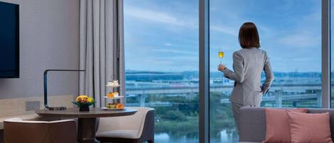 Suite, 1 King Bed | Pillowtop beds, minibar, in-room safe, desk