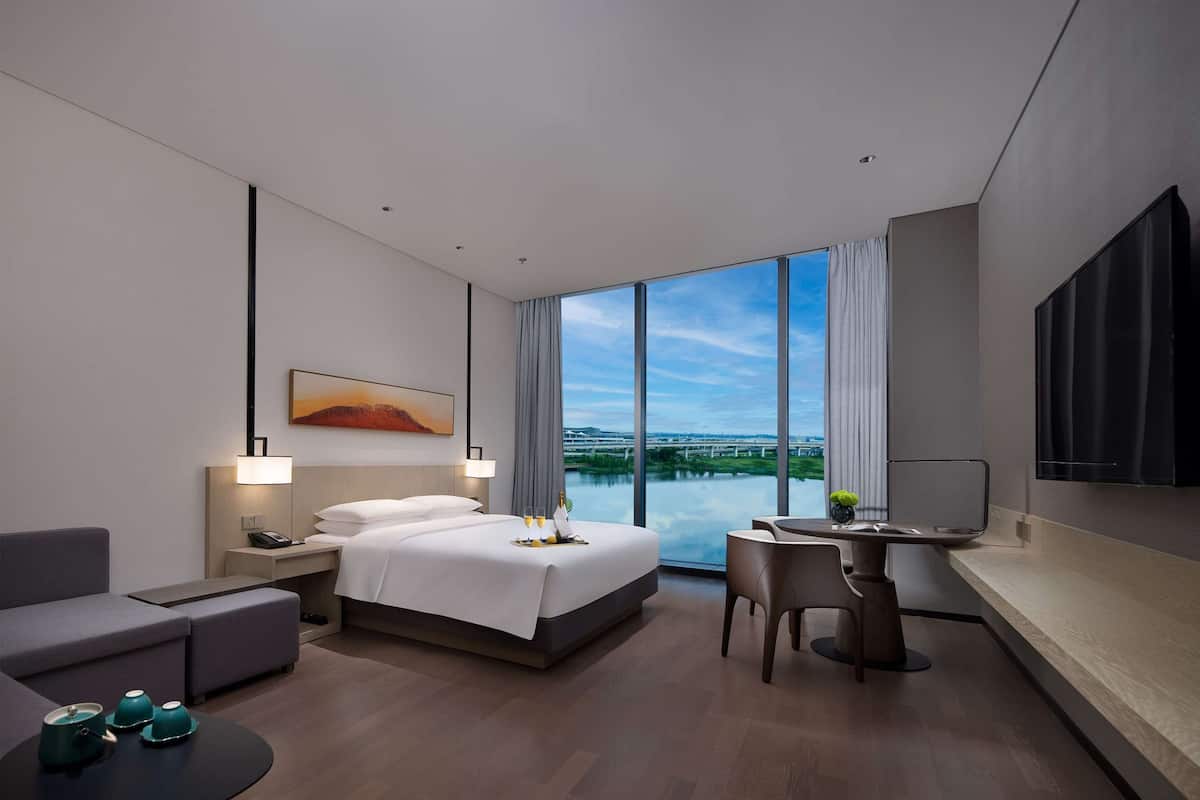 Habitación, 1 cama de matrimonio grande con sofá cama | Colchones con acolchado adicional, minibar, caja fuerte y escritorio