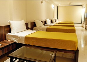 Premium Shared Dormitory | Desk, soundproofing, iron/ironing board, free WiFi