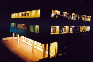 Facciata della struttura - sera/notte