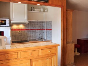 Réfrigérateur, micro-ondes, plaque de cuisson, lave-vaisselle