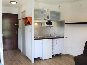 Kühlschrank, Mikrowelle, Herdplatte, Wasserkocher mit Kaffee-/Teezubehör