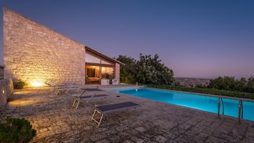 Piscine extérieure, chaises longues