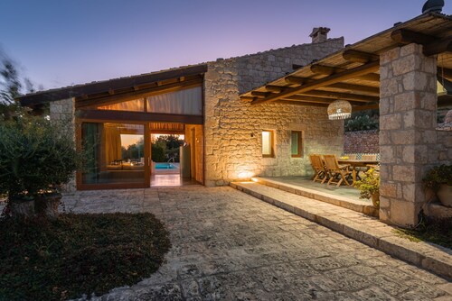 Villa rustique chic avec grande véranda, iscine privée, arbecue et wifi illimité