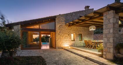 Rustic chic villa with large veranda, private pool, barbecue and free WiFi