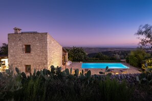 Utendørsbasseng og solsenger