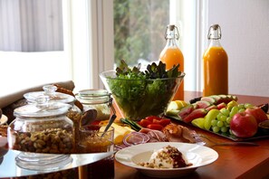 อาหารเช้าแบบคอนติเนนทัลทุกวัน (EUR 10 ต่อคน)