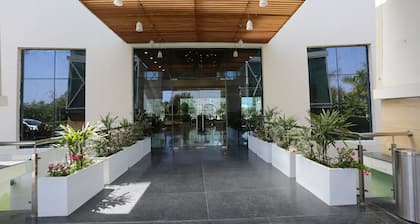 Four Leaf Service Suites