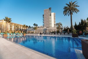 Outdoor pool, open 8:00 AM to 8:00 PM, pool umbrellas, sun loungers - Bahia de Alcudia Hotel & Spa (Alcúdia)