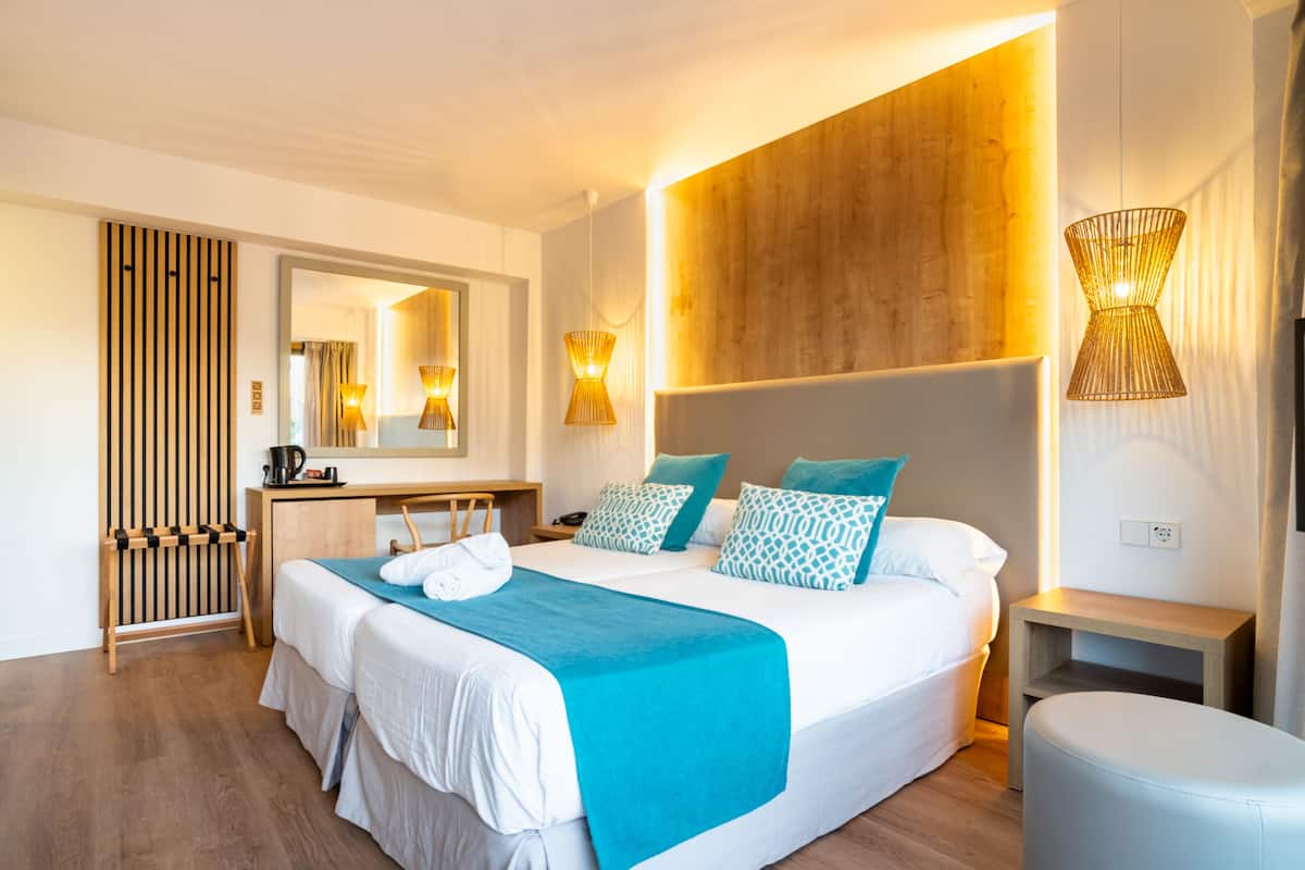 Standaard tweepersoonskamer, balkon (Lower floor street side) | Een bureau, een laptopwerkplek, verduisterende gordijnen, gratis wifi