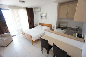 Kokeplater, vannkoker, kjøkkenutstyr og papirhåndklær