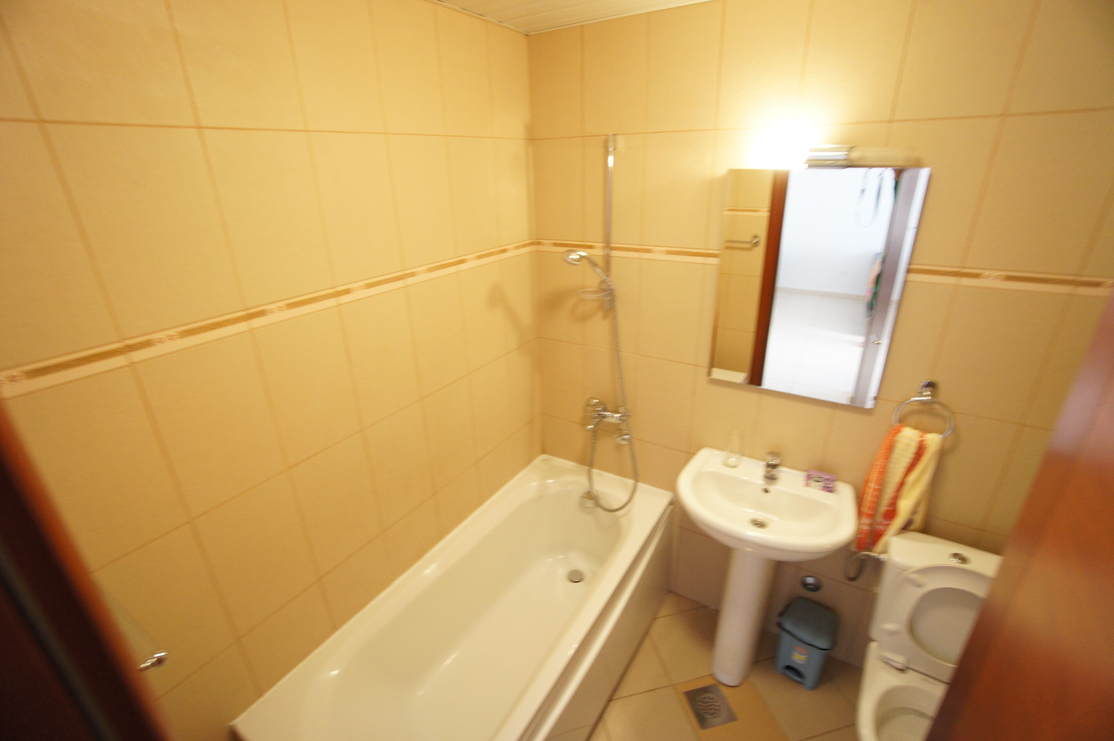 Une salle de bain avec une baignoire, un lavabo et des toilettes.
