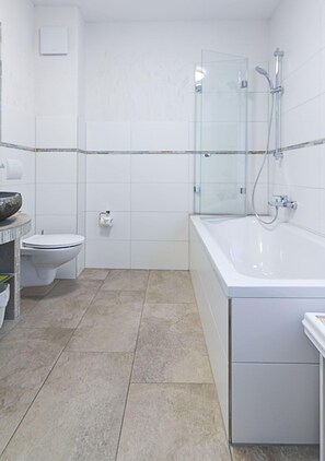 Apartment | Bathroom | Towels - Gästehaus Alte Bäckerei (Dachwig)