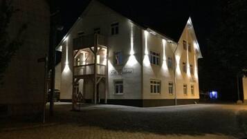 Fassade der Unterkunft – Abend/Nacht