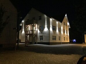 Fassade der Unterkunft – Abend/Nacht