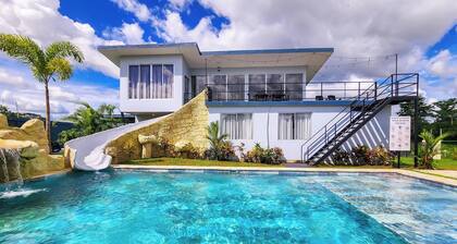 Majestic Arenal House - Private Pool, WIFI, A / C