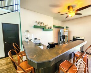 Geladeira, micro-ondas, cooktop, cafeteira/chaleira