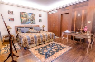 Caja de seguridad en la habitación y escritorio 