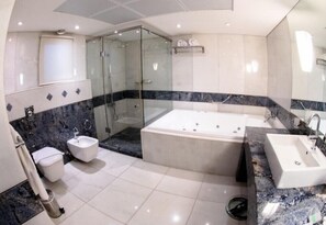 Suite Royal | Baño | Cabezal de ducha tipo lluvia y artículos de higiene personal gratuitos