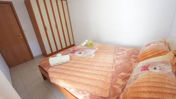 Departamento, 1 habitación, balcón | Caja de seguridad en la habitación y tabla de planchar con plancha