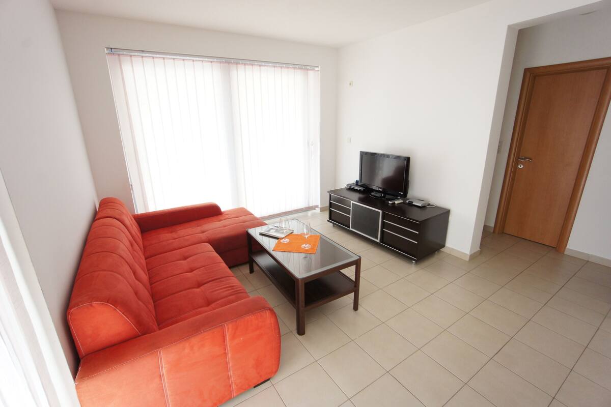 Apartamento, 2 habitaciones, balcón | Zona de estar | Una televisión de pantalla plana