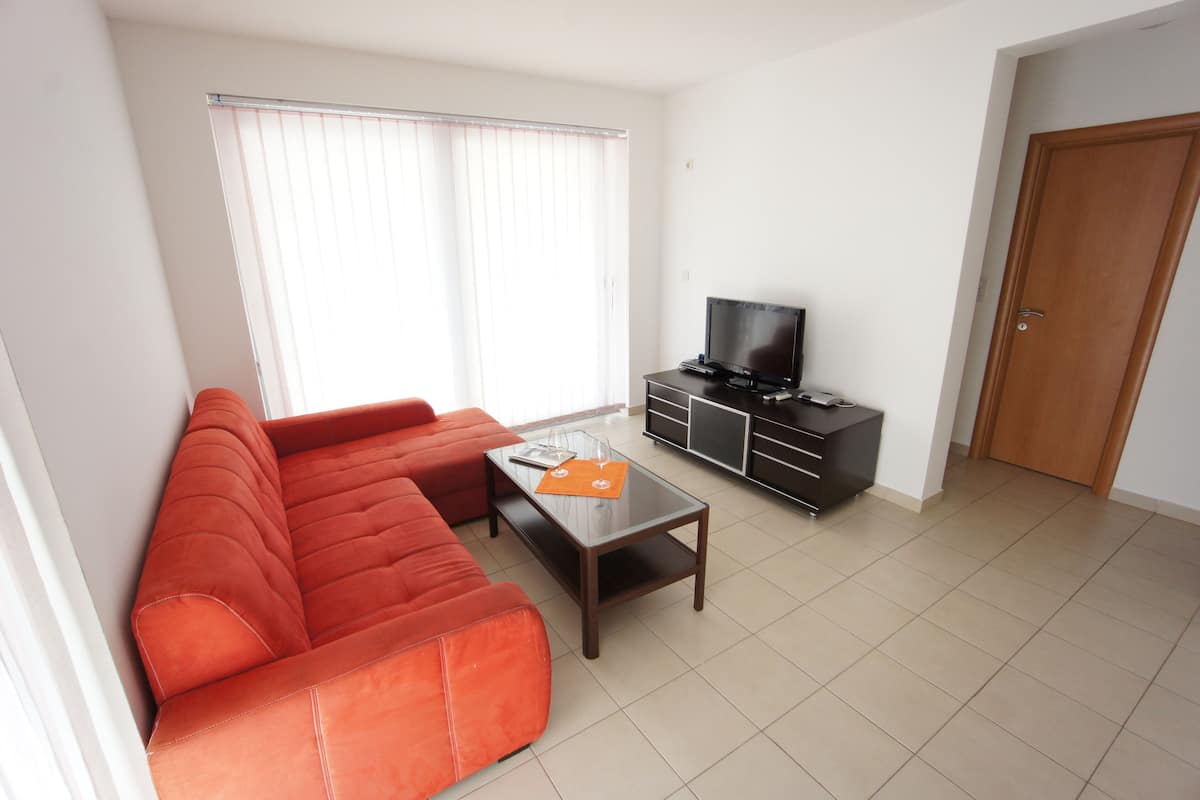 Departamento, 2 habitaciones, balcón | Área de sala de estar | Televisión de pantalla plana