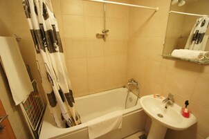 Secador de pelo, toallas, shampoo, papel higiénico