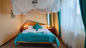 Hypo-allergenic bedding, in-room safe, iron/ironing board, free WiFi